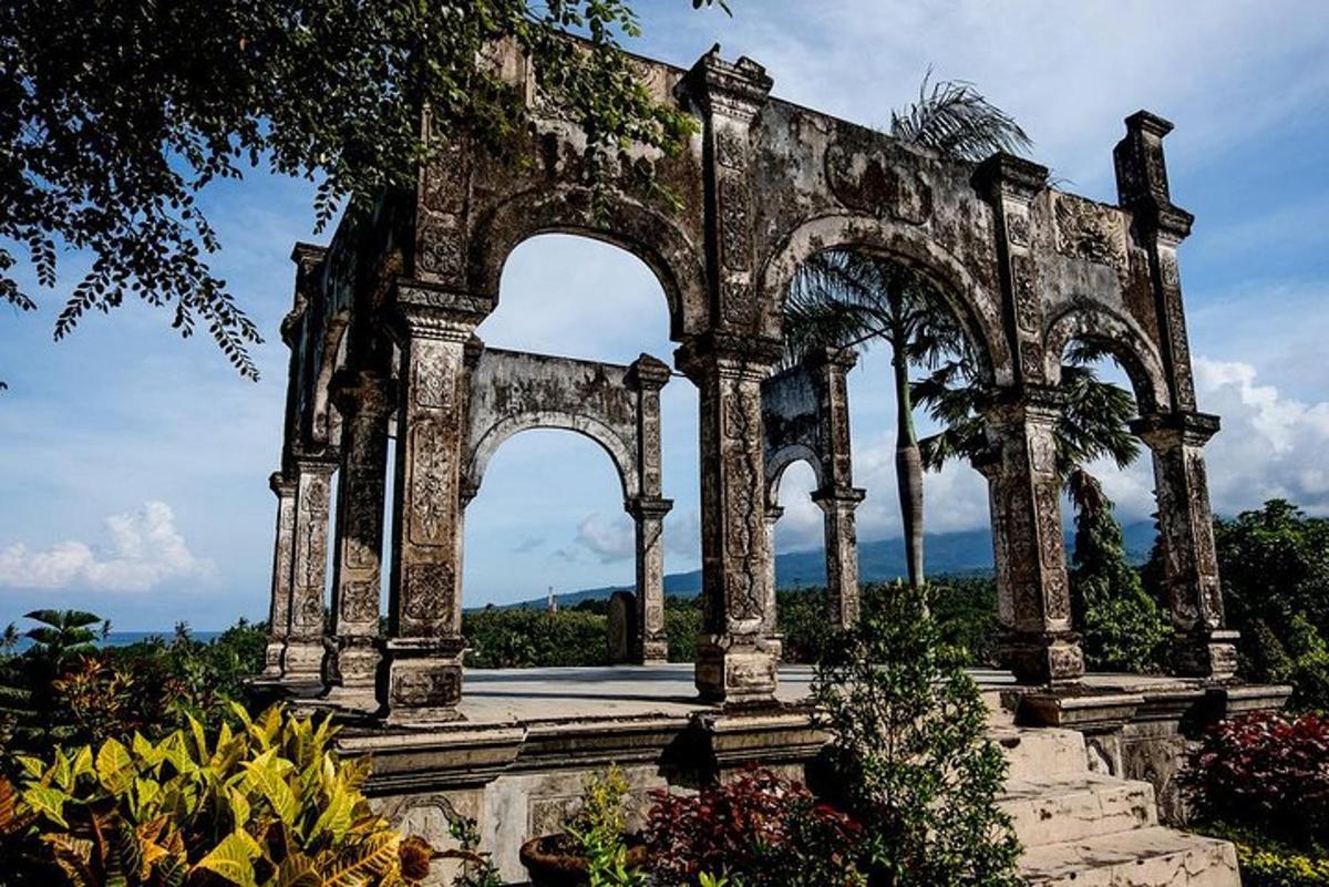 un vecchio edificio con archi in un giardino