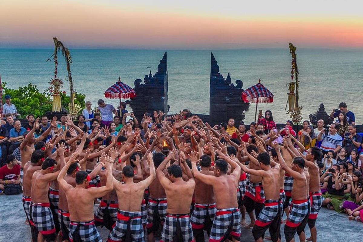 sekumpulan lelaki melakukan pose yoga di pantai