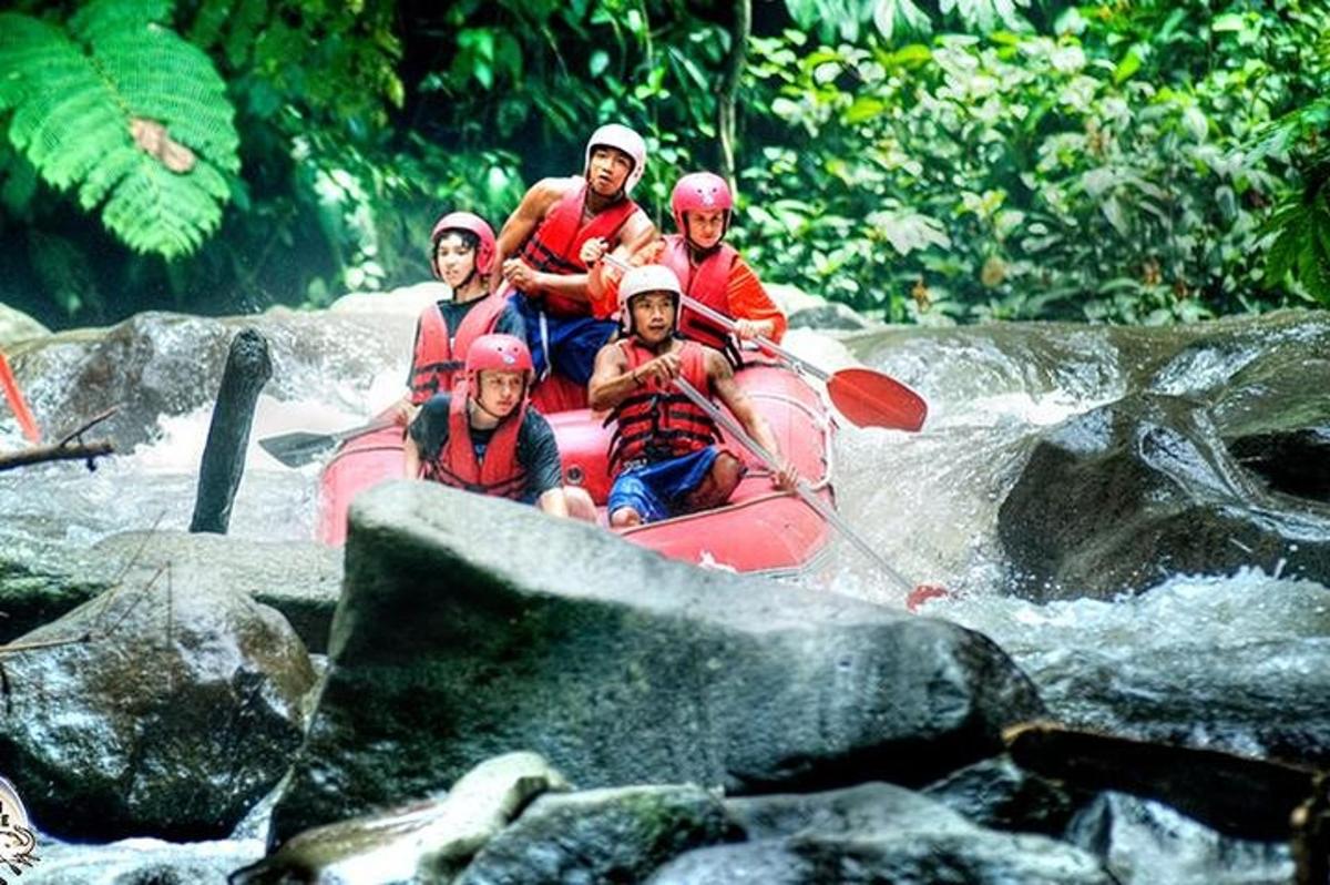 un gruppo di persone su una zattera in un fiume
