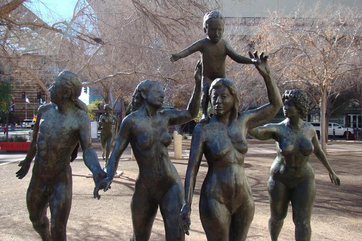 o statuie a unei femei cu un copil deasupra lor