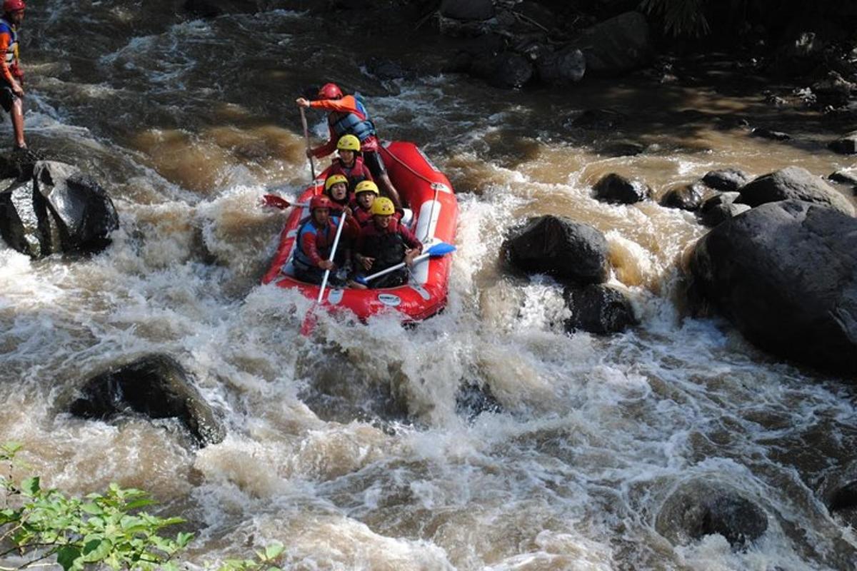 un gruppo di persone su una zattera in un fiume