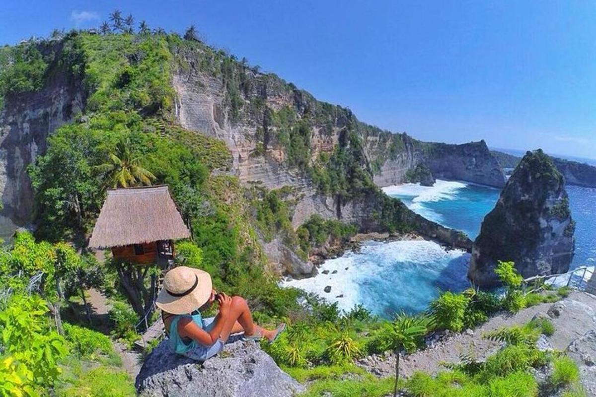 due persone sedute su una roccia vicino all'oceano