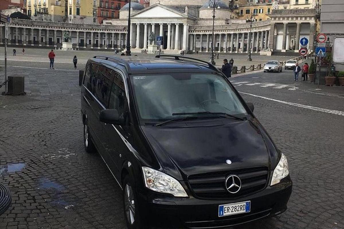 černá dodávka zaparkovaná na kraji ulice