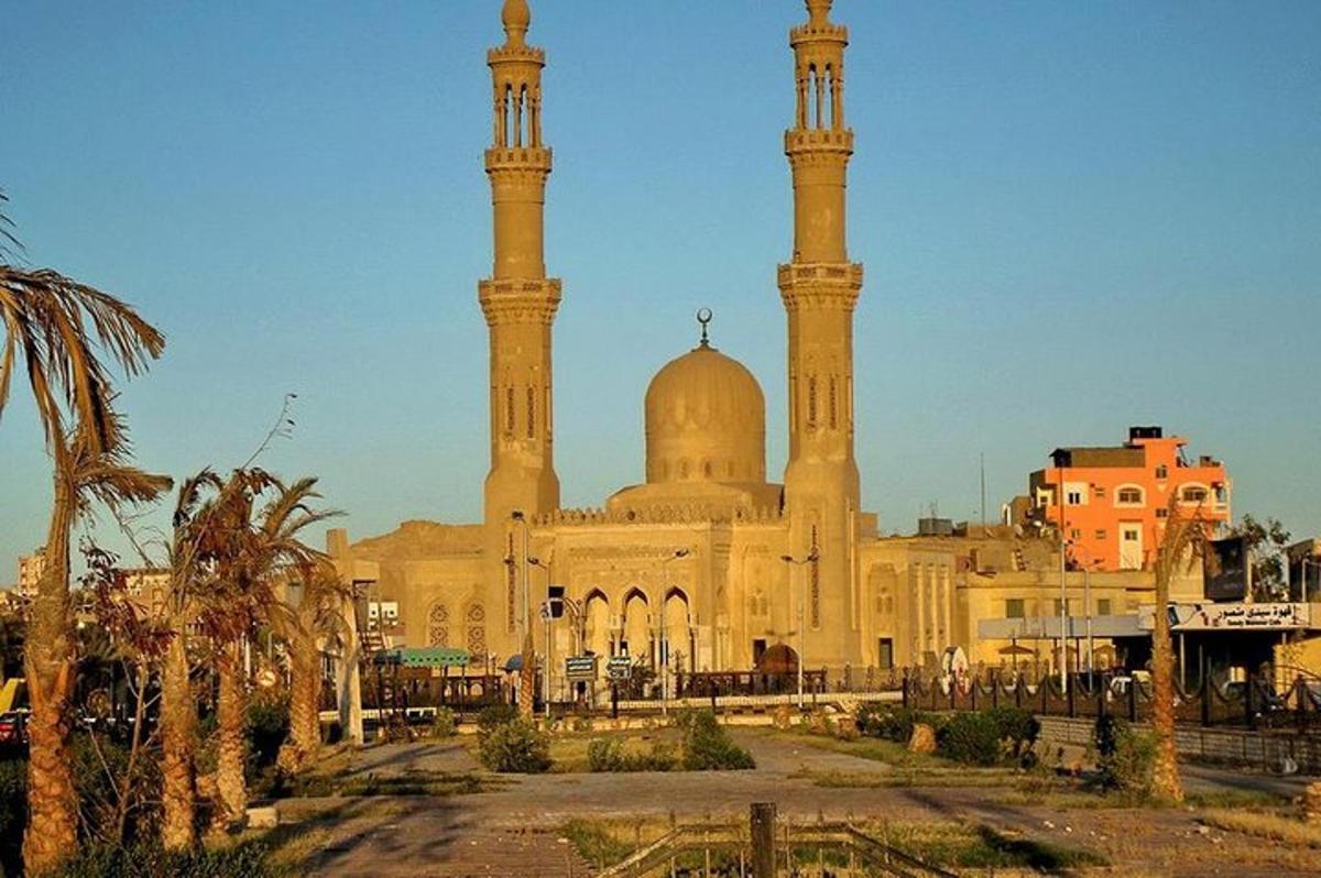 sebuah bangunan besar dengan masjid dengan dua menara