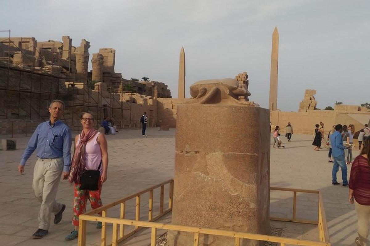 um homem e uma mulher em pé ao lado de um monumento