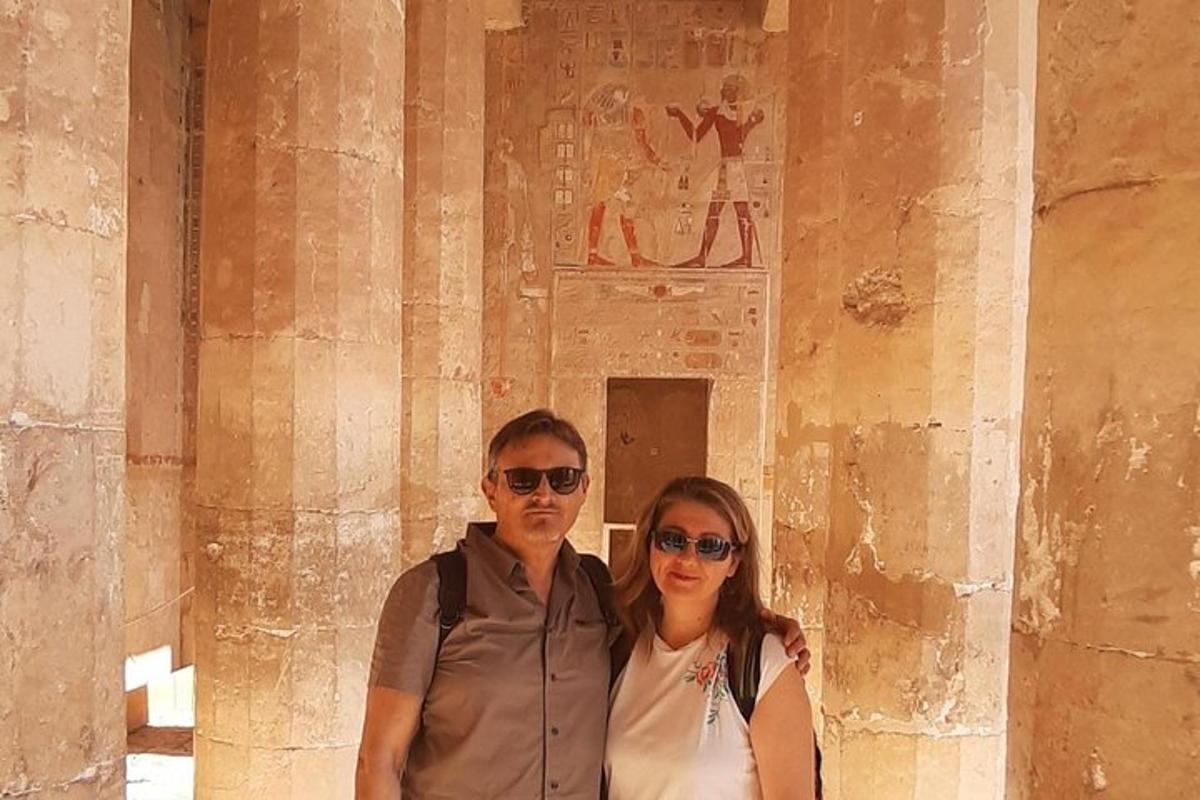 un home i una dona drets davant d'un edifici
