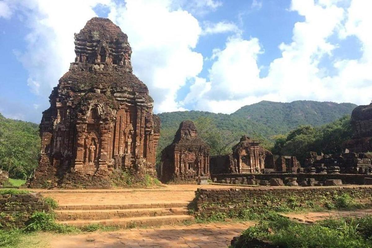 un'immagine di un antico tempio con montagne sullo sfondo