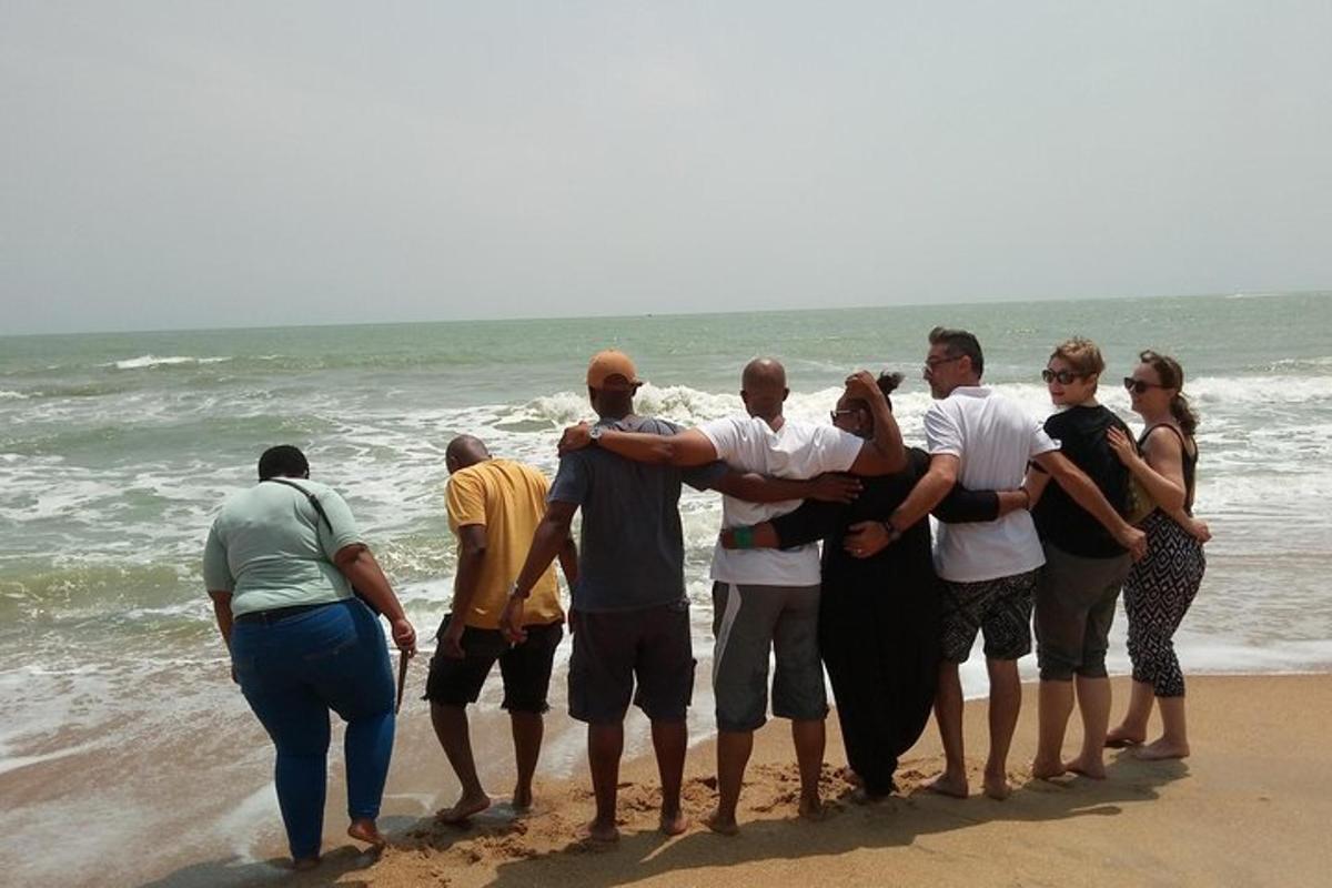 un gruppo di persone in piedi sulla spiaggia