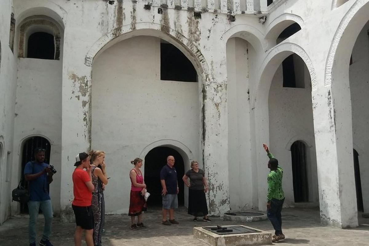 un gruppo di persone in piedi fuori da un edificio