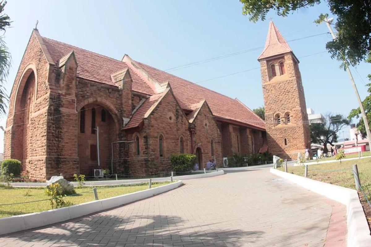 gereja bata besar dengan menara tinggi