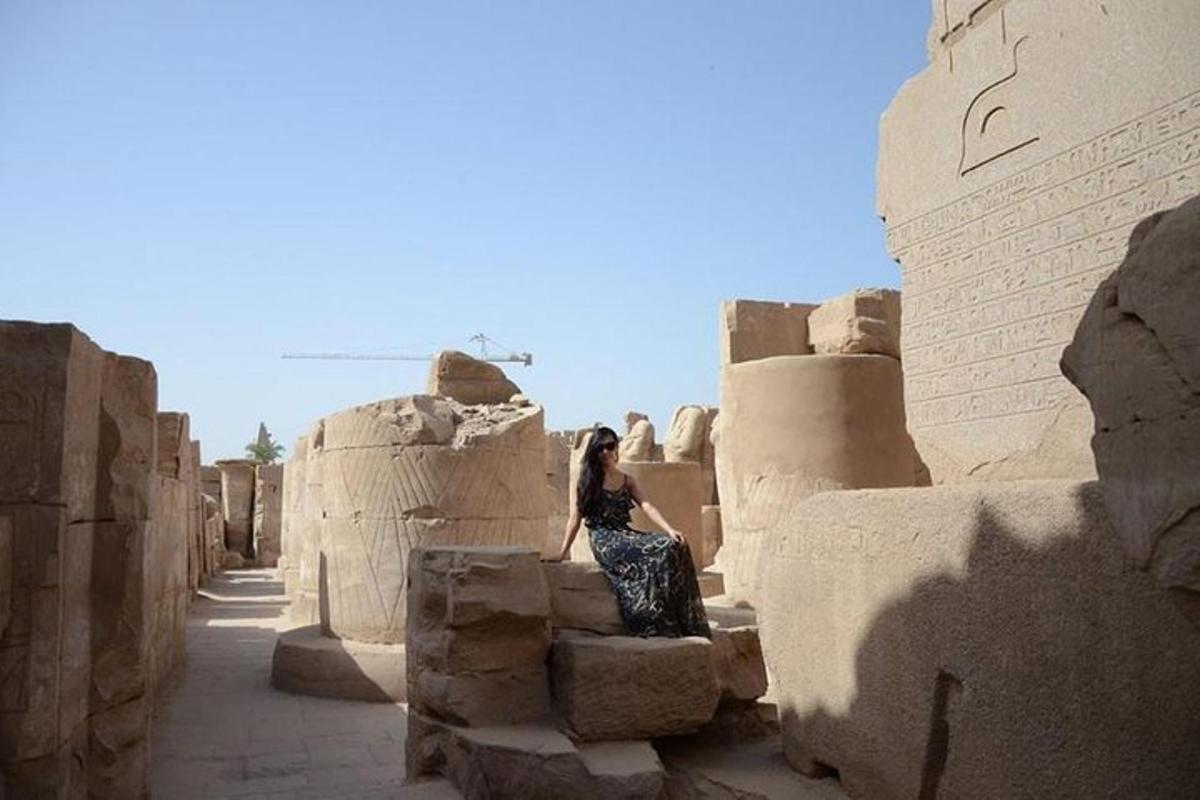 una donna è seduta su alcune rovine