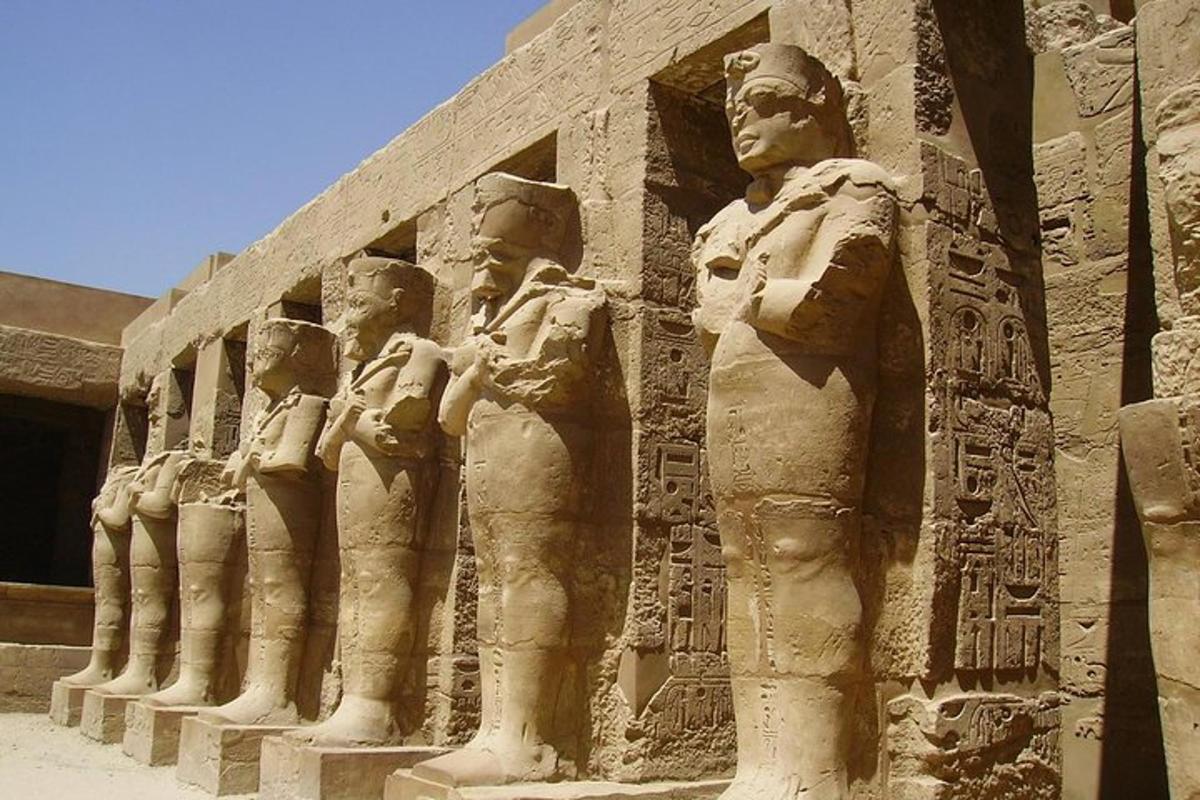 un grande muro di pietra con statue su di esso