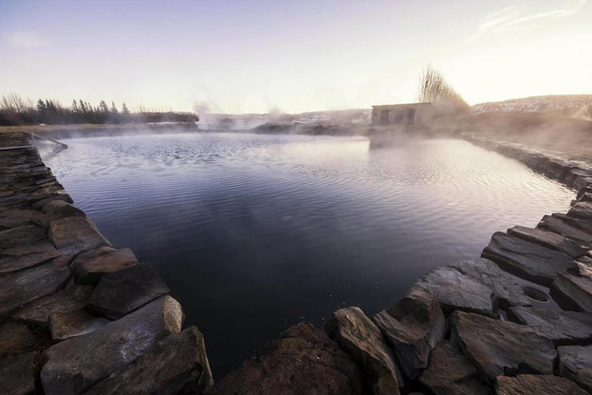 una grande distesa d'acqua con nebbia nell'acqua