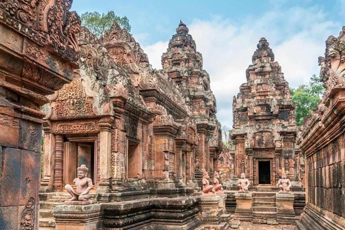 un temple amb estàtues al costat