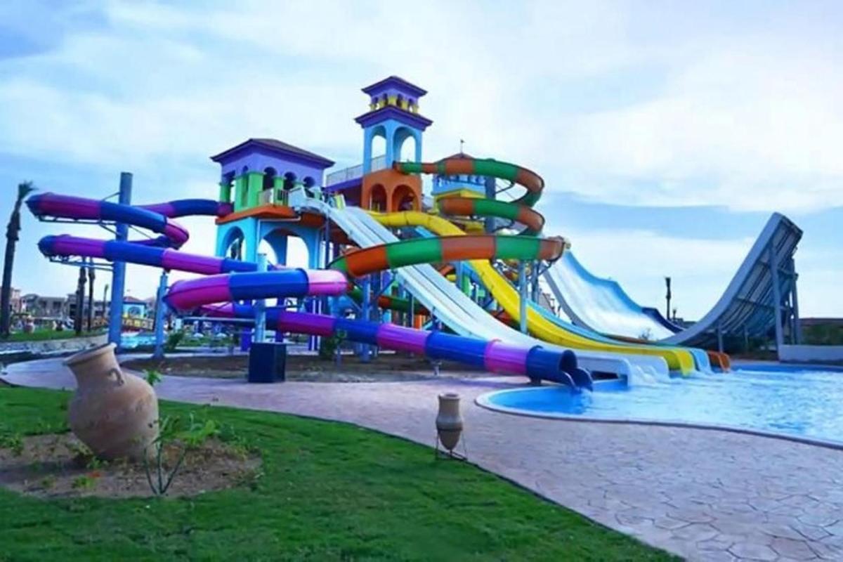 vodní park s barevným tobogánem