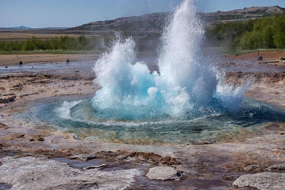 una pozza d'acqua in mezzo a un campo