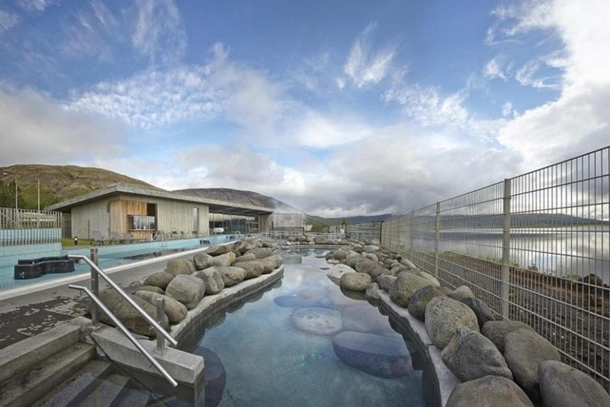 una piscina con rocas en el agua