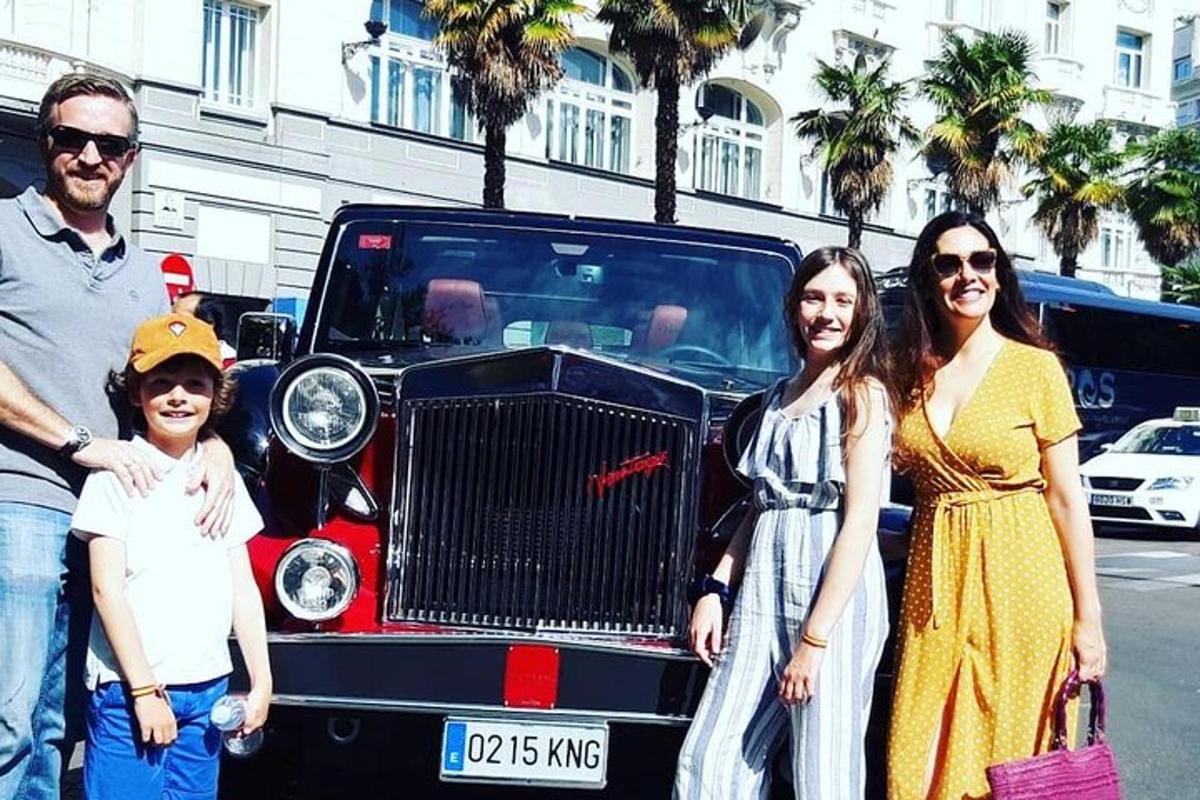 مجموعة من الأشخاص يقفون أمام سيارة