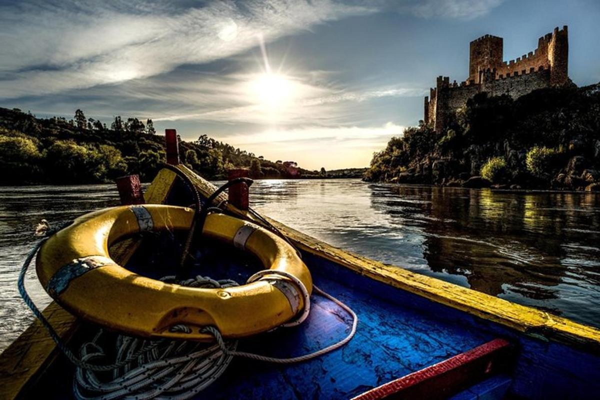 um barco em um rio com um castelo ao fundo