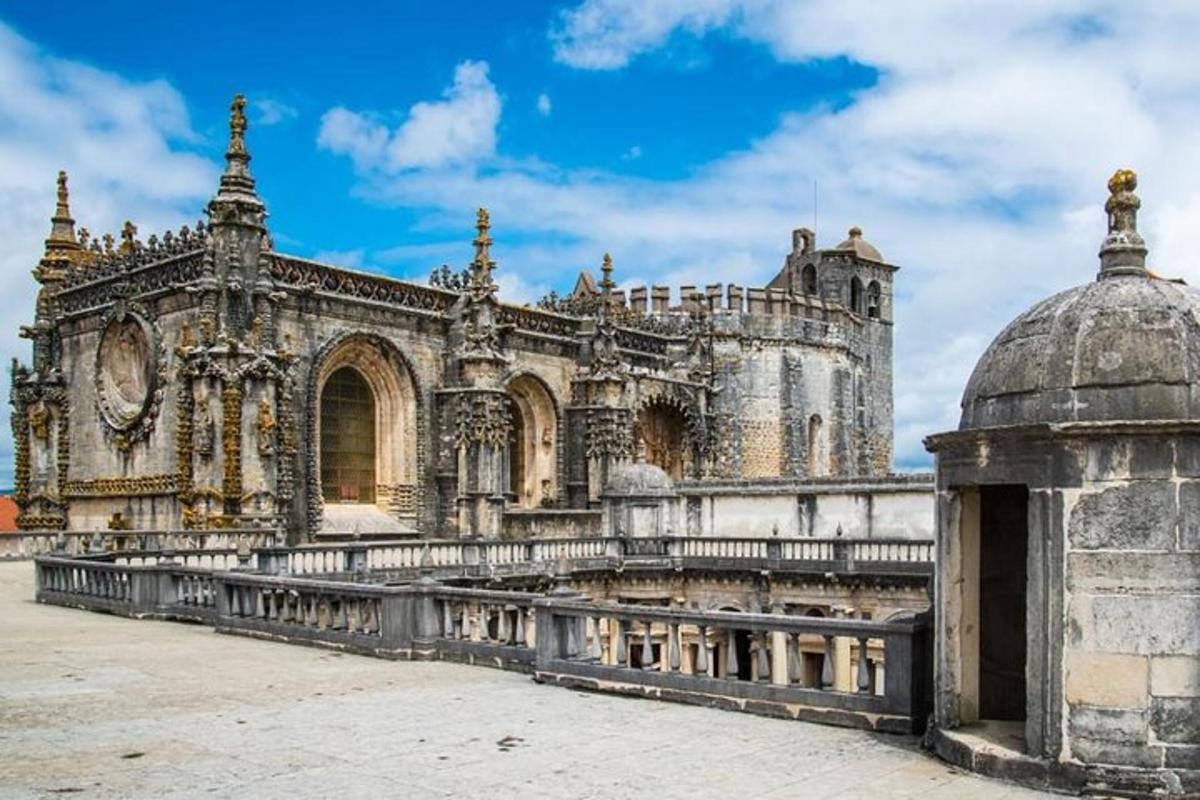 um antigo edifício de pedra com um céu azul ao fundo