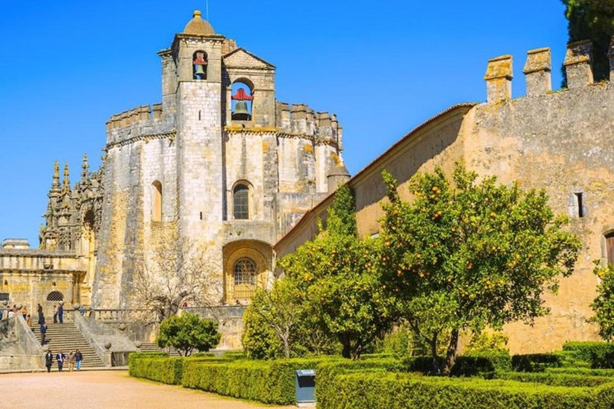 um prédio antigo com uma torre e escadas na frente