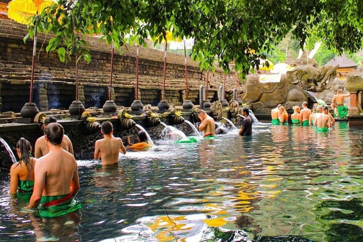 группа людей в воде у фонтана