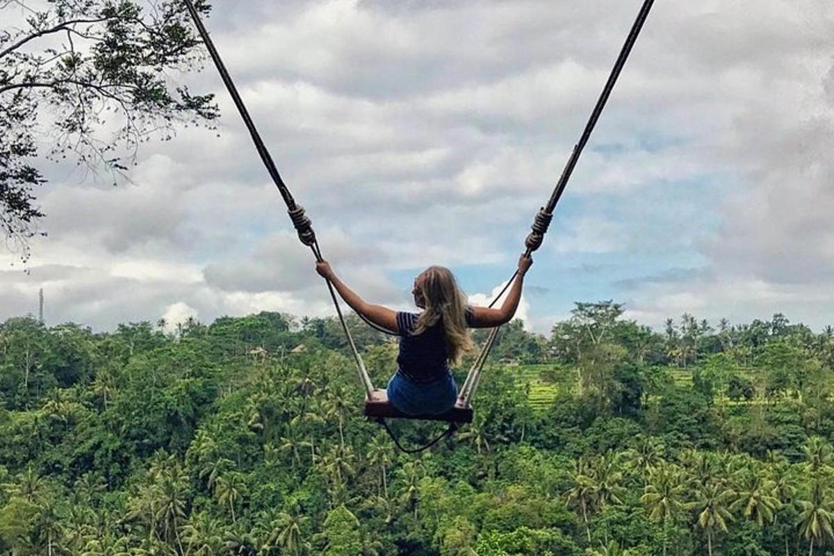 eine Frau schaukelt auf einer Schaukel im Dschungel