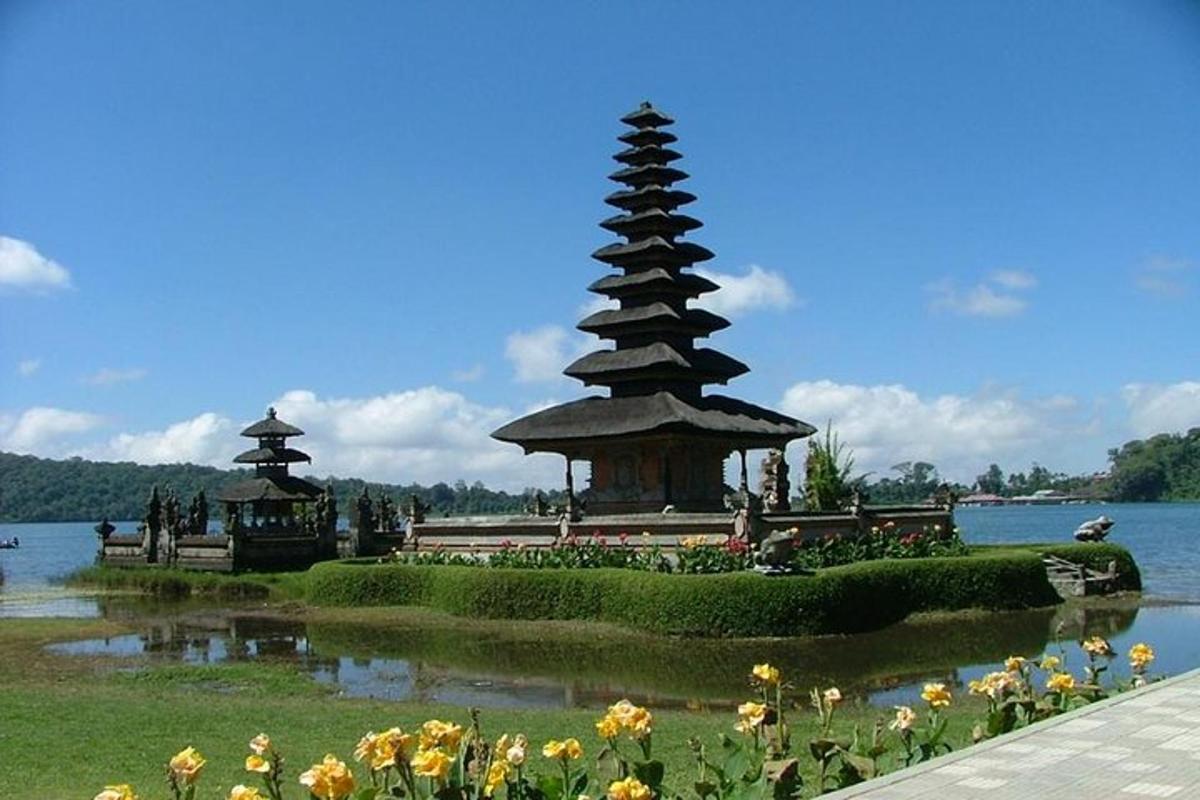 pagoda uprostřed jezera s květinami