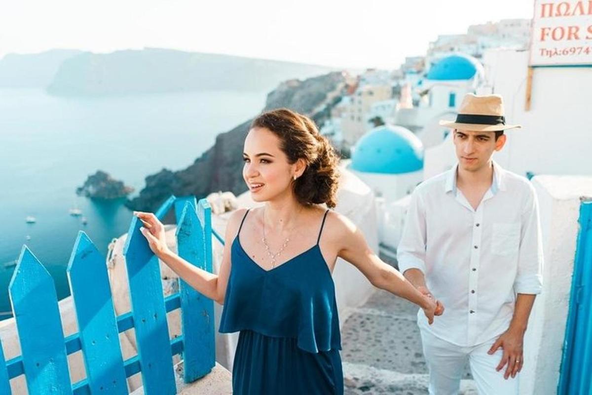 un hombre y una mujer con un vestido azul