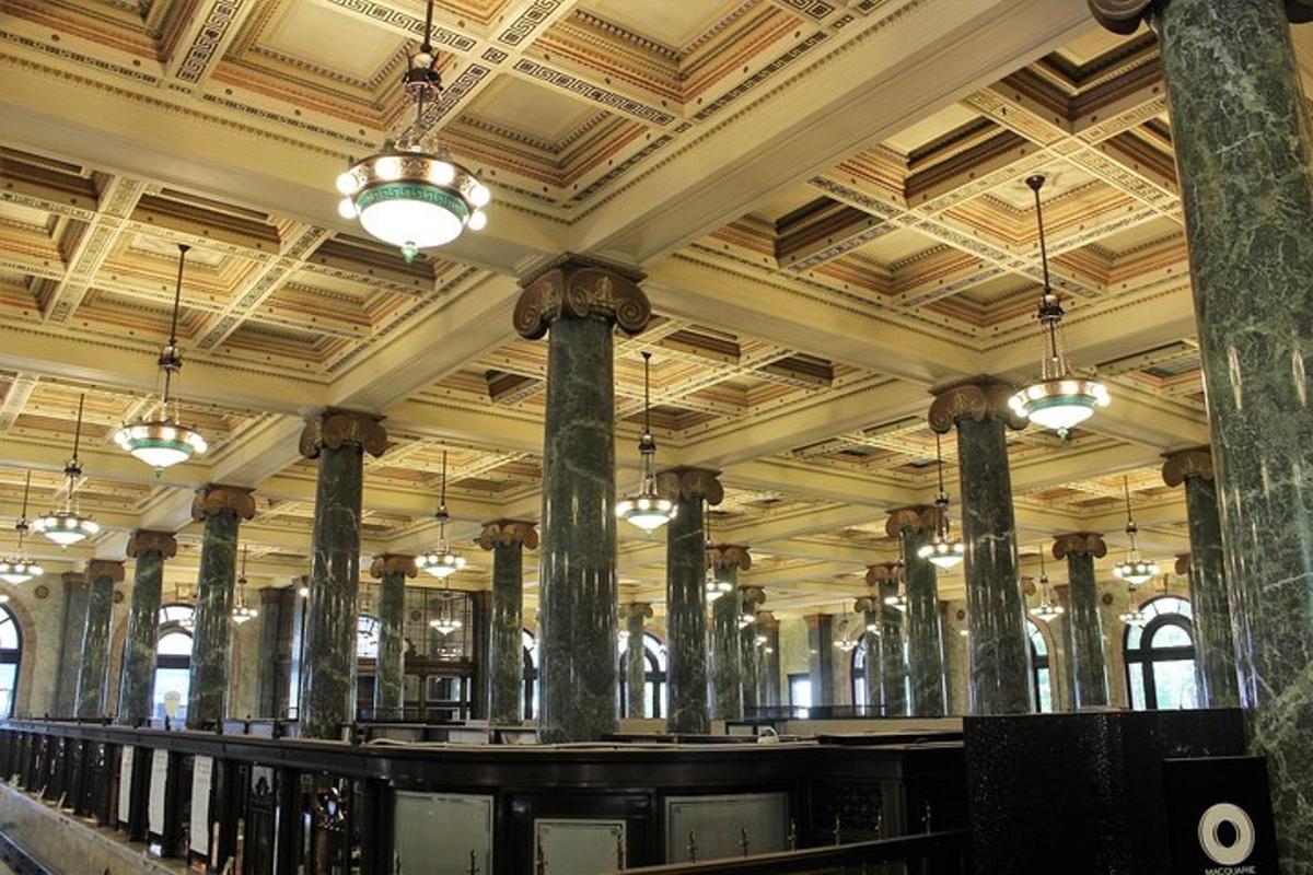 un grande edificio con colonne e luci sul soffitto