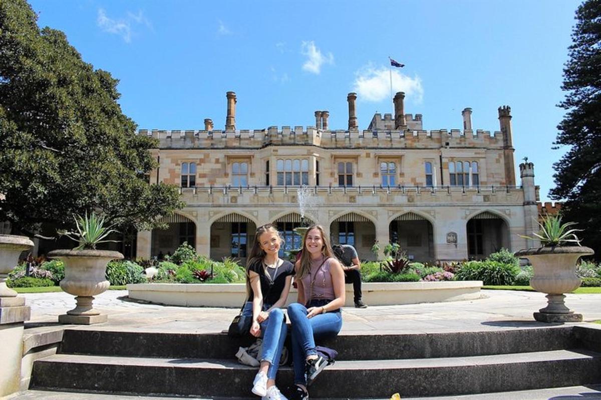 due donne sedute sui gradini davanti a una villa