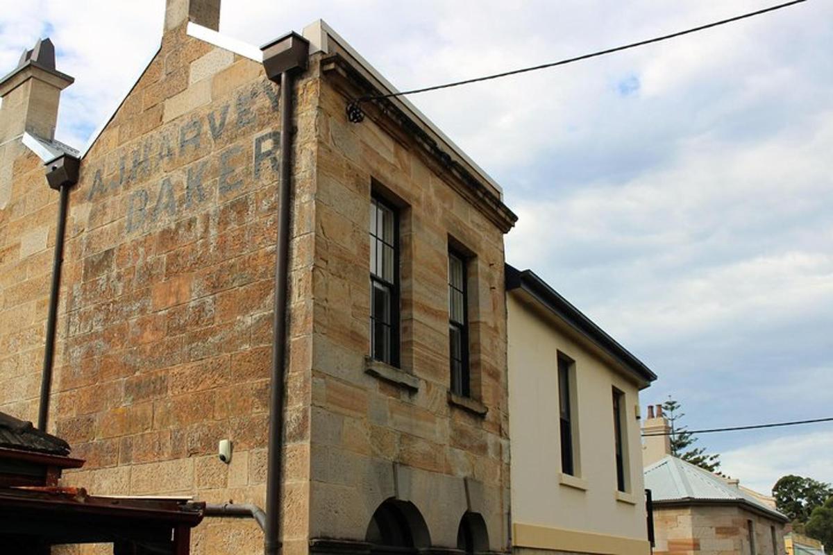 un vecchio edificio in mattoni con finestre sui lati