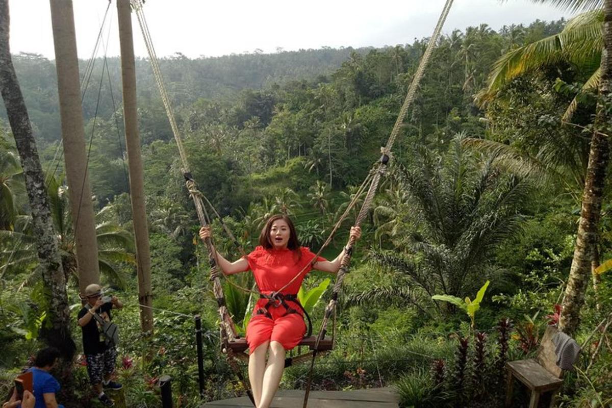 una dona asseguda en un gronxador a la selva