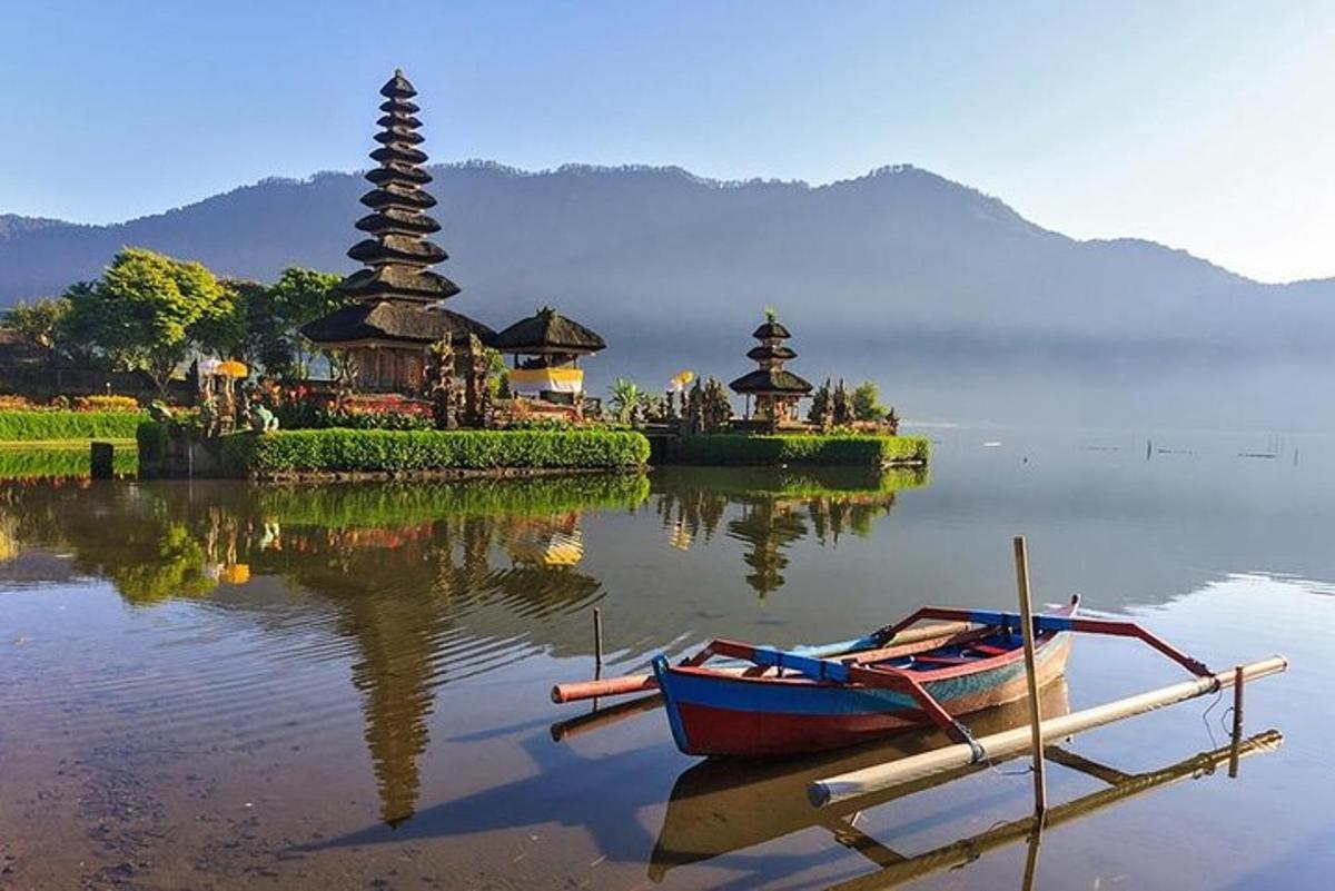 sebuah perahu yang duduk di air di sebelah sebuah pulau