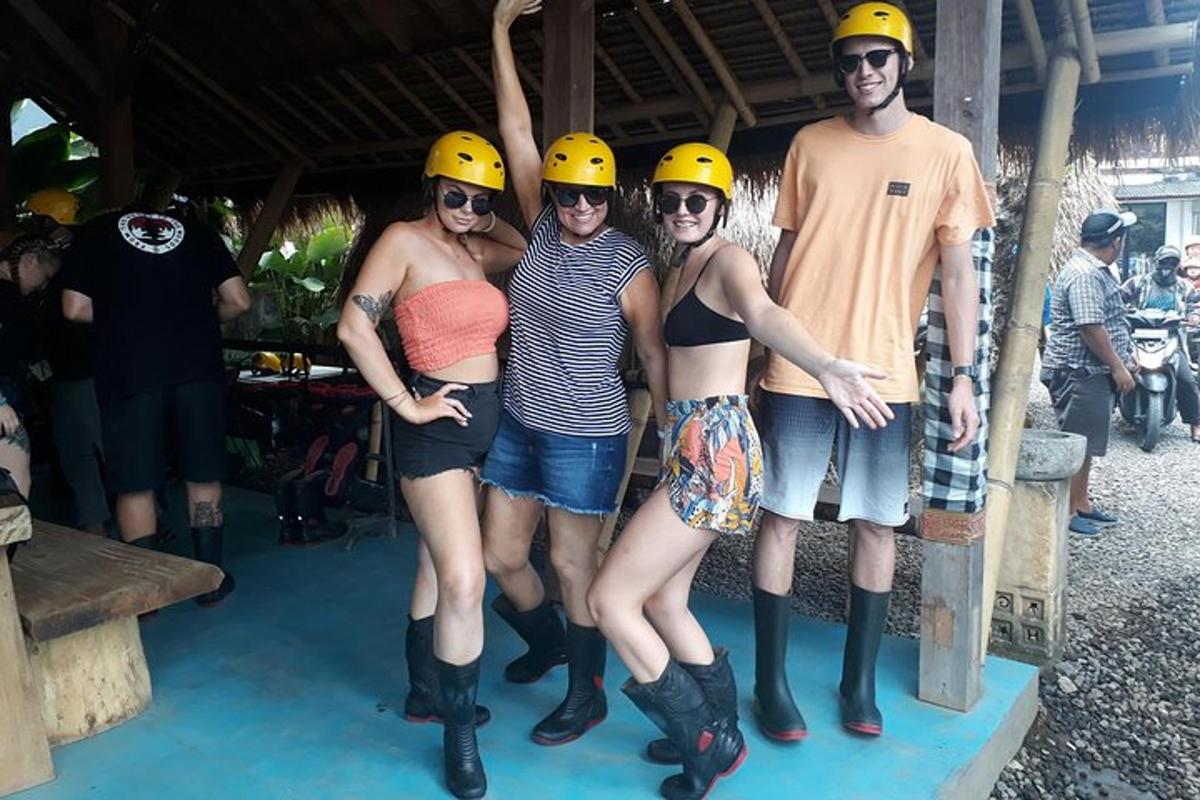 un gruppo di persone che indossano caschi e posano per una foto