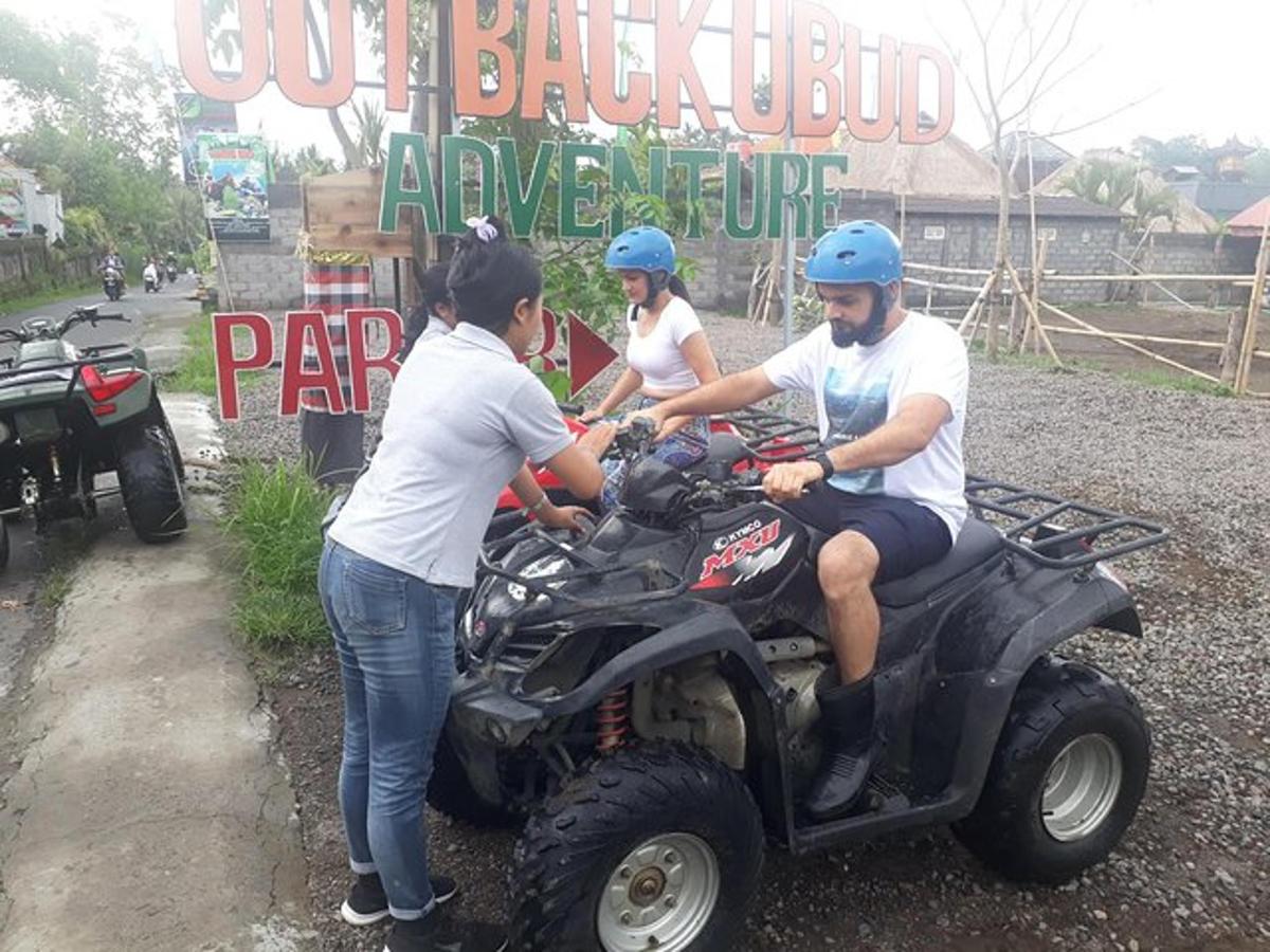 un gruppo di persone in piedi attorno a un quad