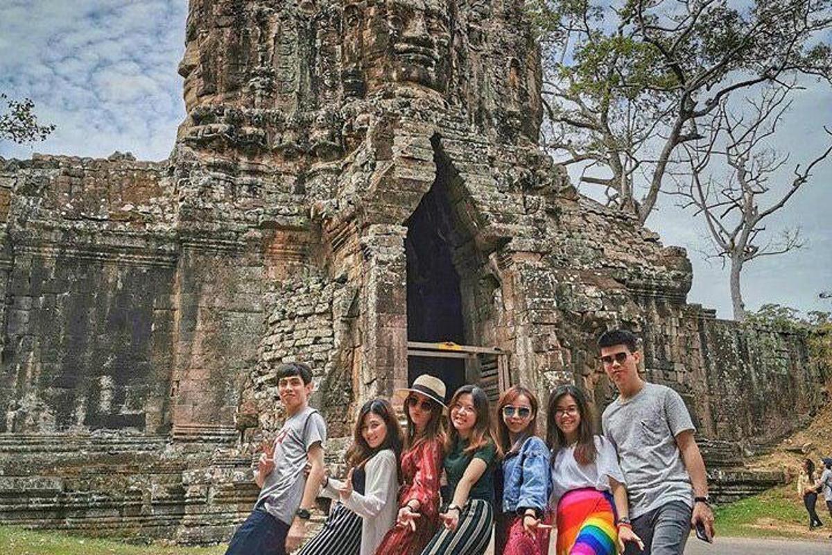 một nhóm người tạo dáng trước một tòa nhà