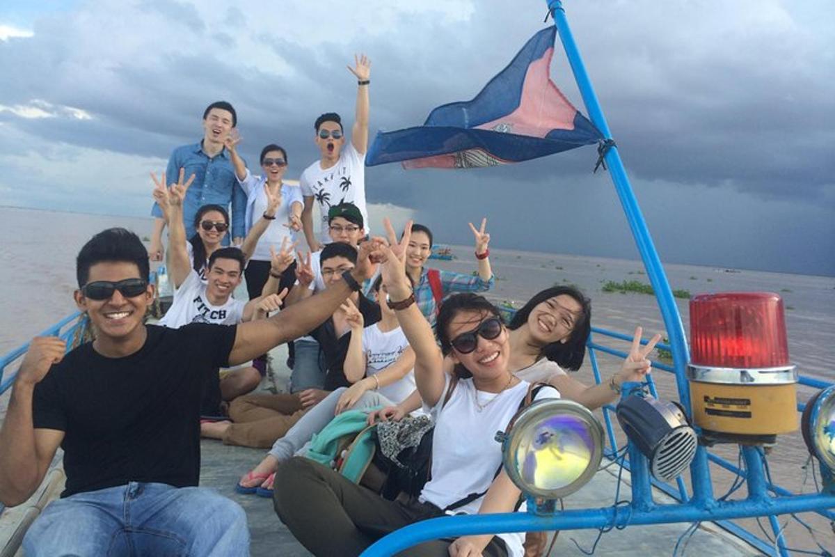 Un grupo de personas sentadas en un barco en la playa