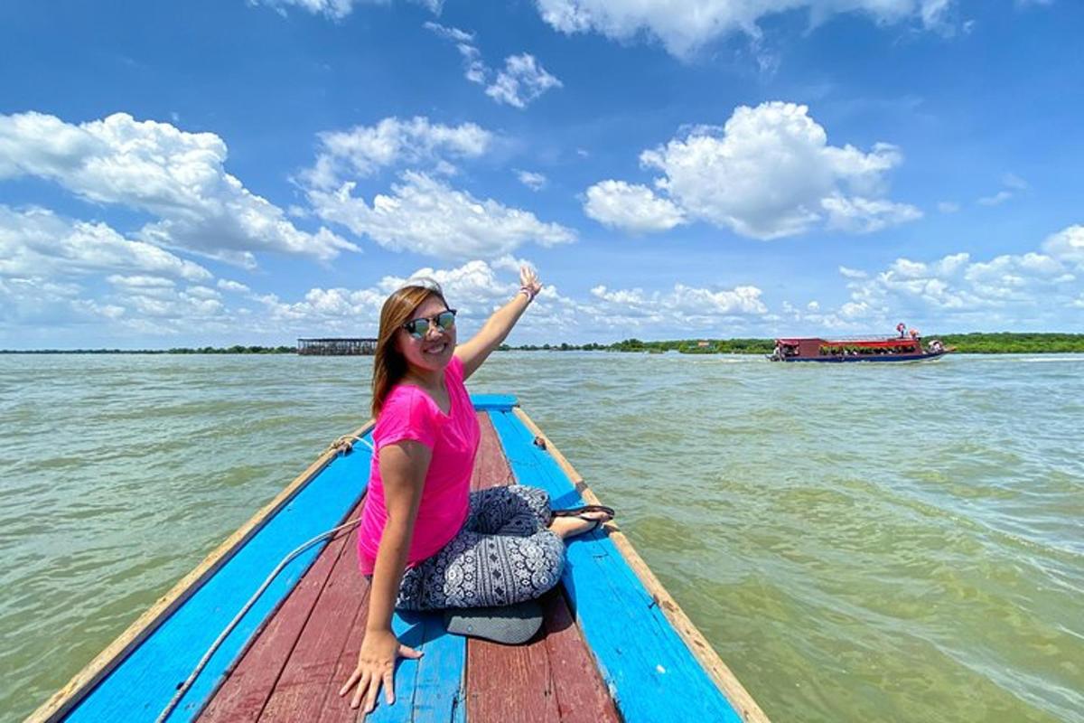 ผู้หญิงคนหนึ่งนั่งอยู่ในเรือบนน้ำ