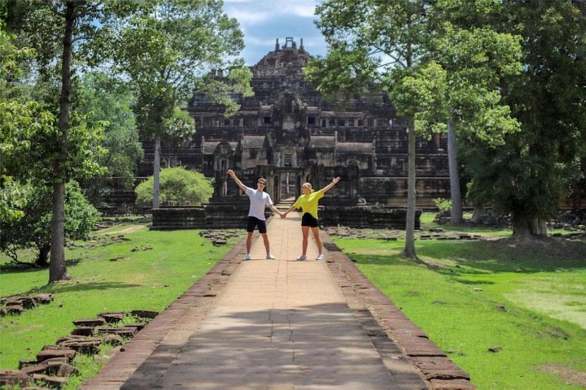 hai người đứng trên lối đi trước một tòa nhà
