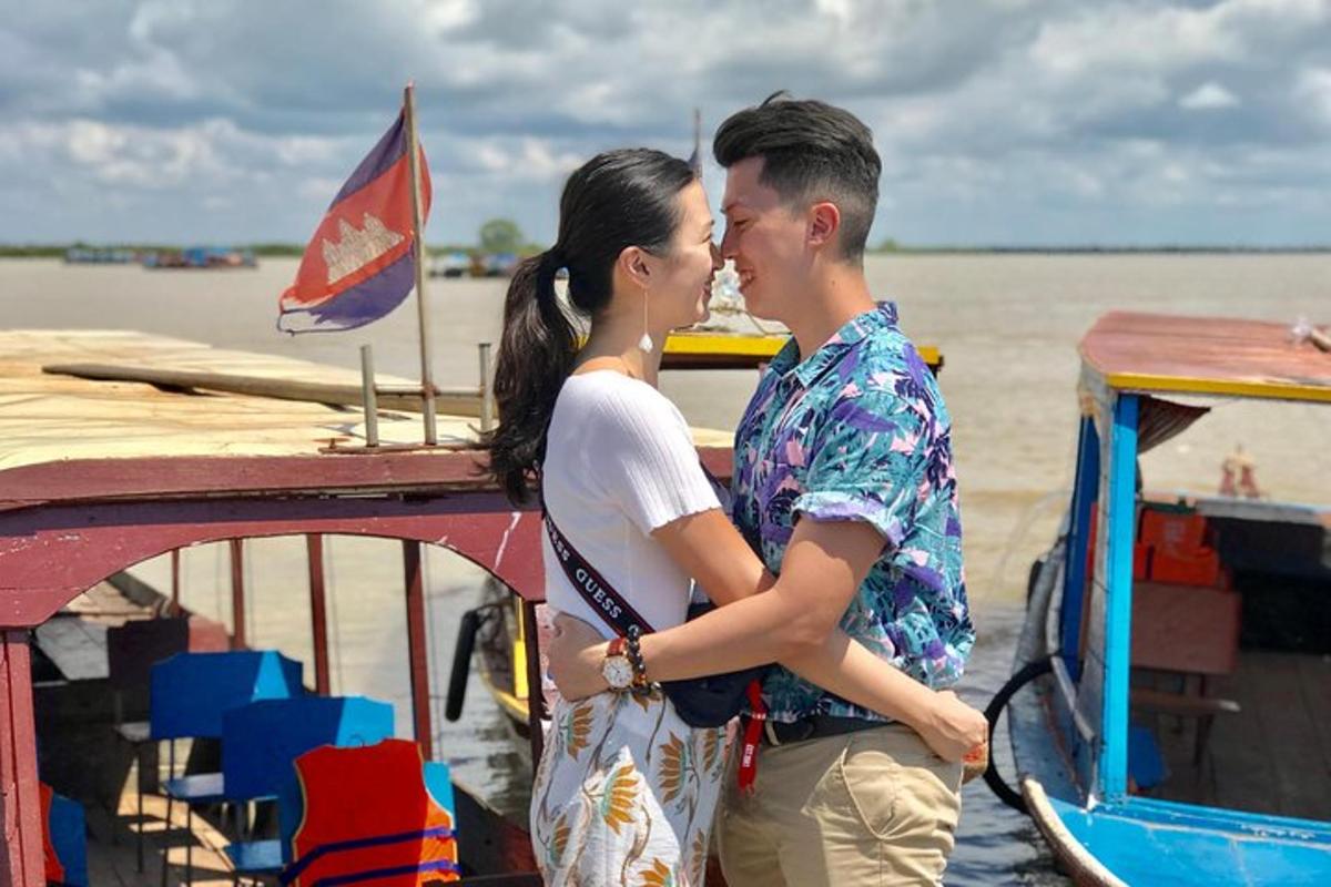 Un hombre y una mujer de pie en un barco