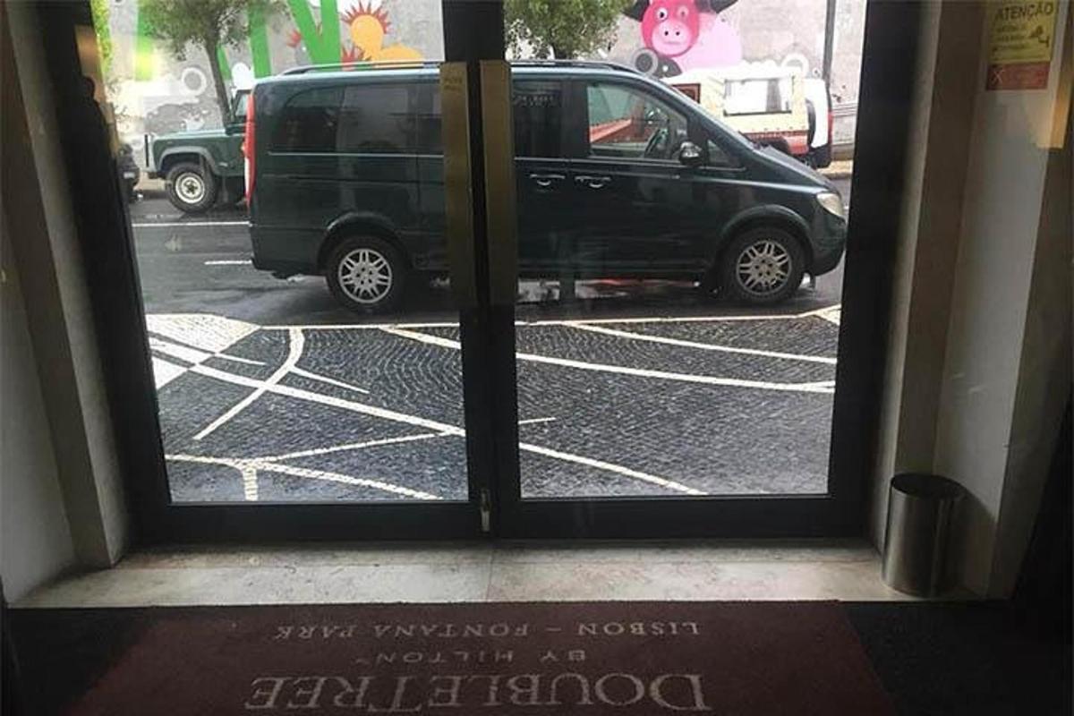 widok z okna na furgonetkę zaparkowaną na parkingu