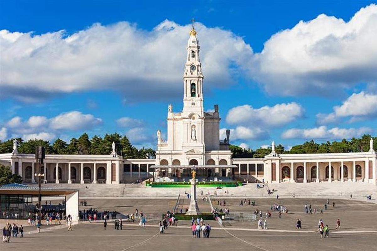 un grande edificio con una torre dell'orologio di fronte