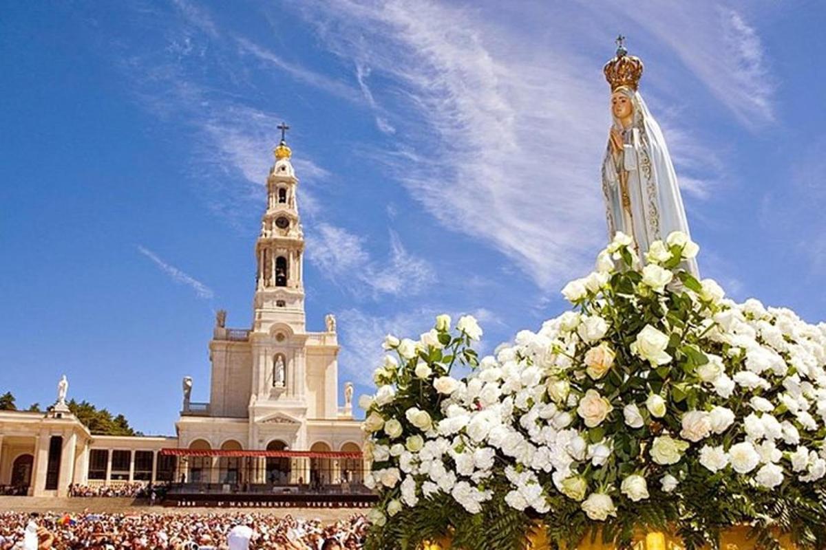 un grande edificio bianco con una torre dell'orologio con un mazzo di fiori