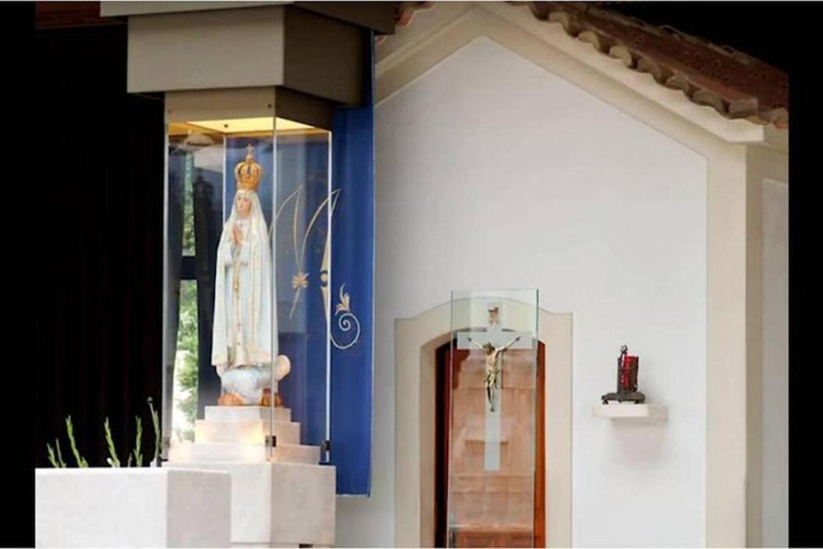 una statua di una donna sul lato di un edificio