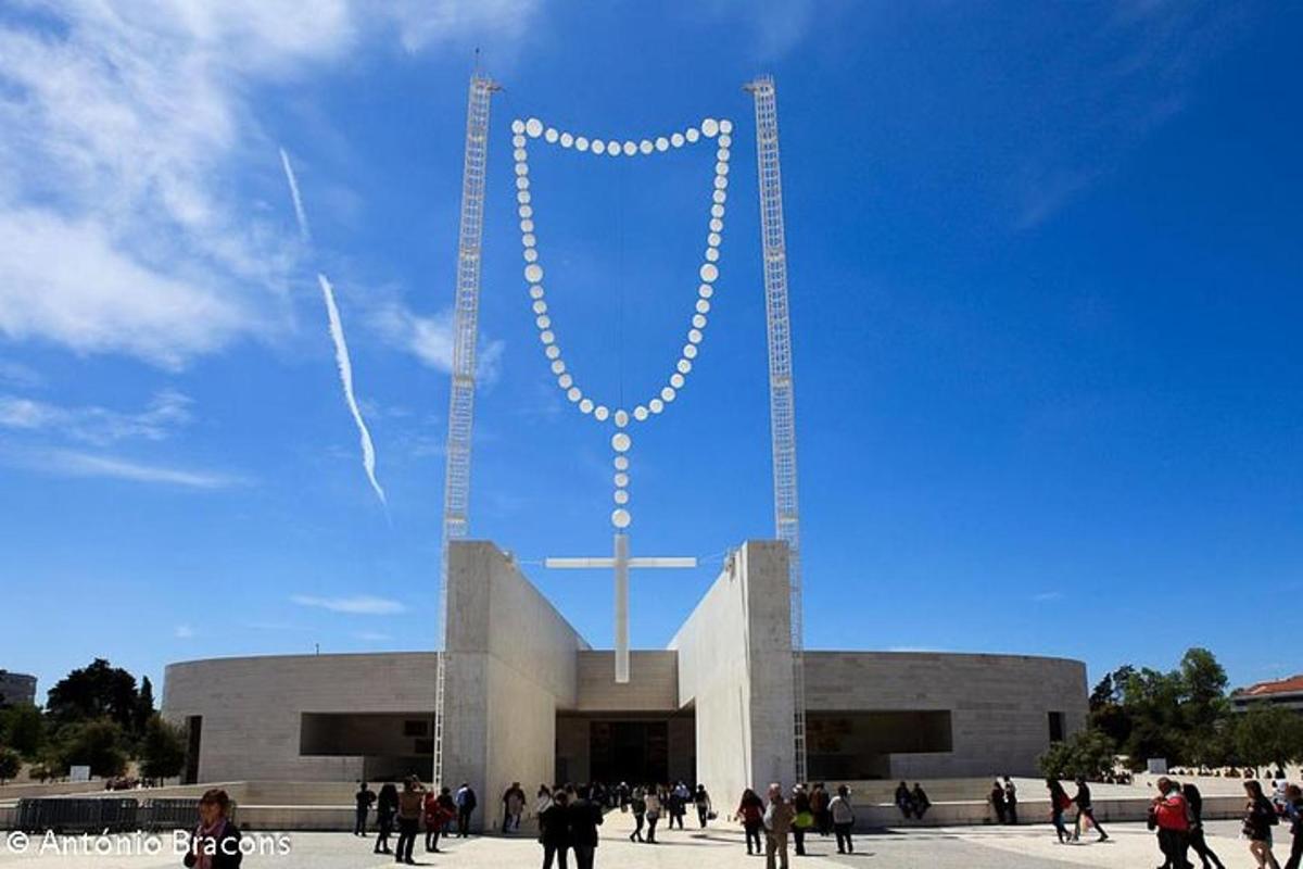 un grande edificio con una grande croce di fronte