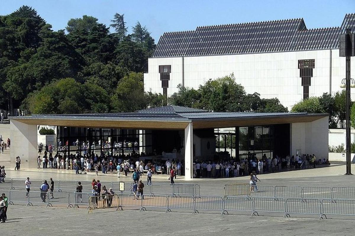 un gruppo di persone in piedi fuori da un edificio