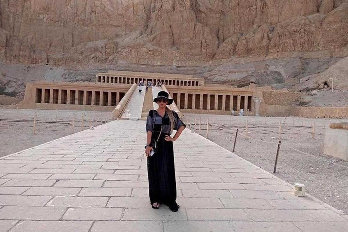una dona està dreta davant d'un edifici