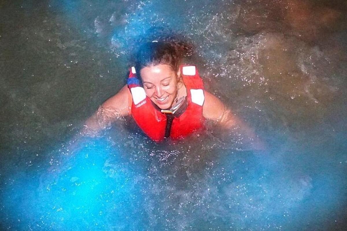 isang taong nasa tubig na nakasuot ng life vest
