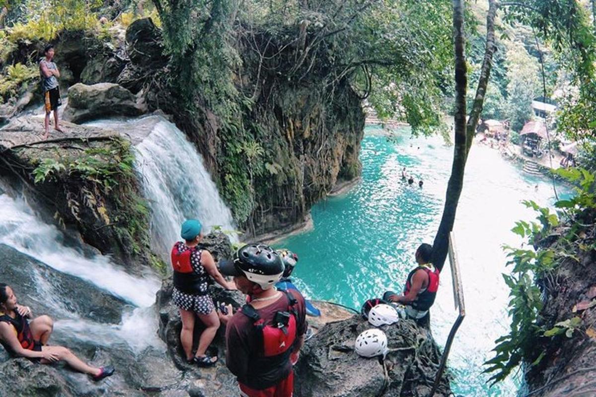 un grup de persones dretes a la vora d'una cascada
